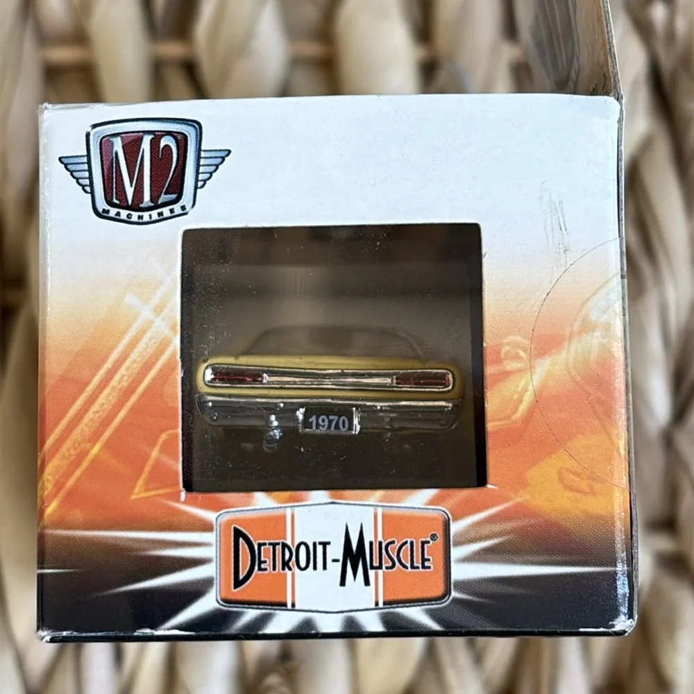 M2 Machines Detroit Muscle 1970 Yellow Dodge Super Bee 383 Premium Diecast Car